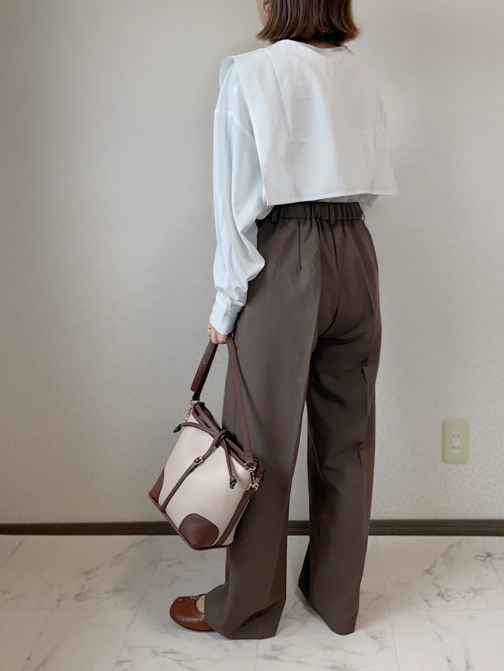 「大人コーデ、シャツスタイル、クリスプ、RODE SKO、足袋バレエ、アプレトロ、apretro、Crisp yours」｜「ap retroのバックプリーツバンドカラーシャツ　襟付き（シャツ/ブラウス、ホワイト系）」を使った、uaさん（レディース・153cm）の冬コーディネートの3枚目の写真