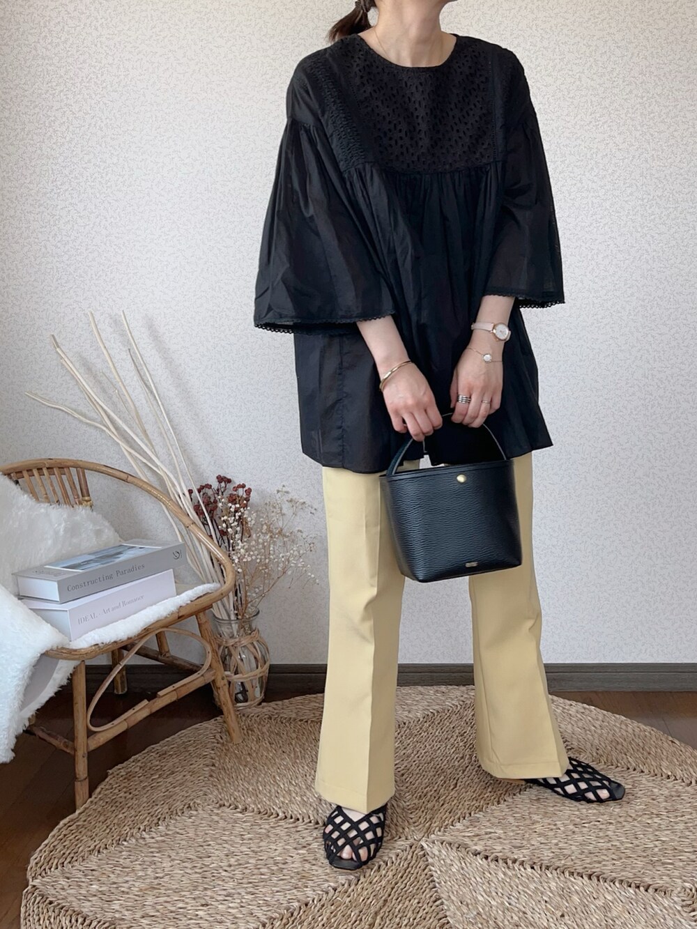 「Hunch、オトナカジュアル、Fossil、FOSSILSTYLE、フォッシル、センタープレス、フレアパンツ、きれいめカジュアル」｜「SPINNSの【ヒルナンデス!紹介商品】【14 color】美脚センタープレスカラーフレアスラックスパンツ（スラックス、イエロー系）」を使った、uaさん（レディース・153cm）の春コーディネートの2枚目の写真