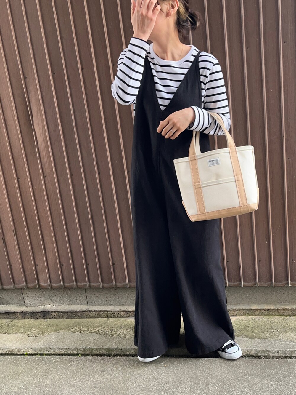 「FORK&SPOON、リネン、サロペット、キャミワンピ、tiptop、ショートカーディガン、オトナカジュアル、ゆるコーデ、コンバース」｜「FORK&SPOONのFORK&SPOON　コットンリネンサロペットパンツ（サロペット/オーバーオール、ブラック系）」を使った、uaさん（レディース・153cm）の春コーディネートの3枚目の写真