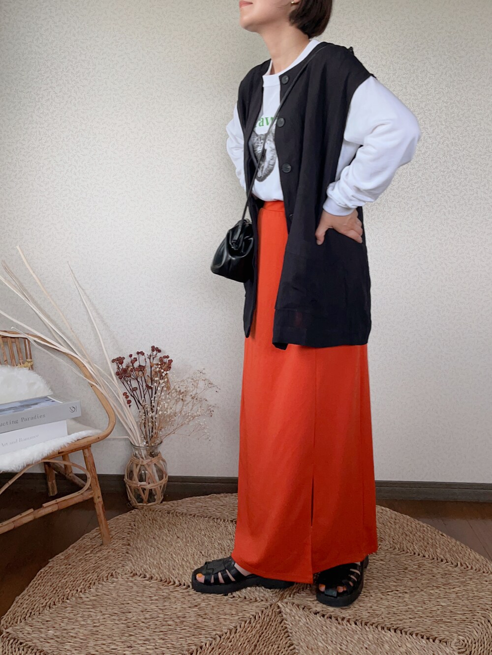 「gloster、FREDY&GLOSTER、アンジーヴィンテージ、ANGIE VINTAGE、ECRIRE、ベスト、asknowasplus、休日スタイル、秋物準備はじめました、ロングスカート」｜「GLOSTERの《新柄&新色追加!!》【GLOSTER/グロスター】DOG&CAT 犬猫プリントロンT（Tシャツ/カットソー、ホワイト系）」を使った、uaさん（レディース・154cm）の秋コーディネートの2枚目の写真