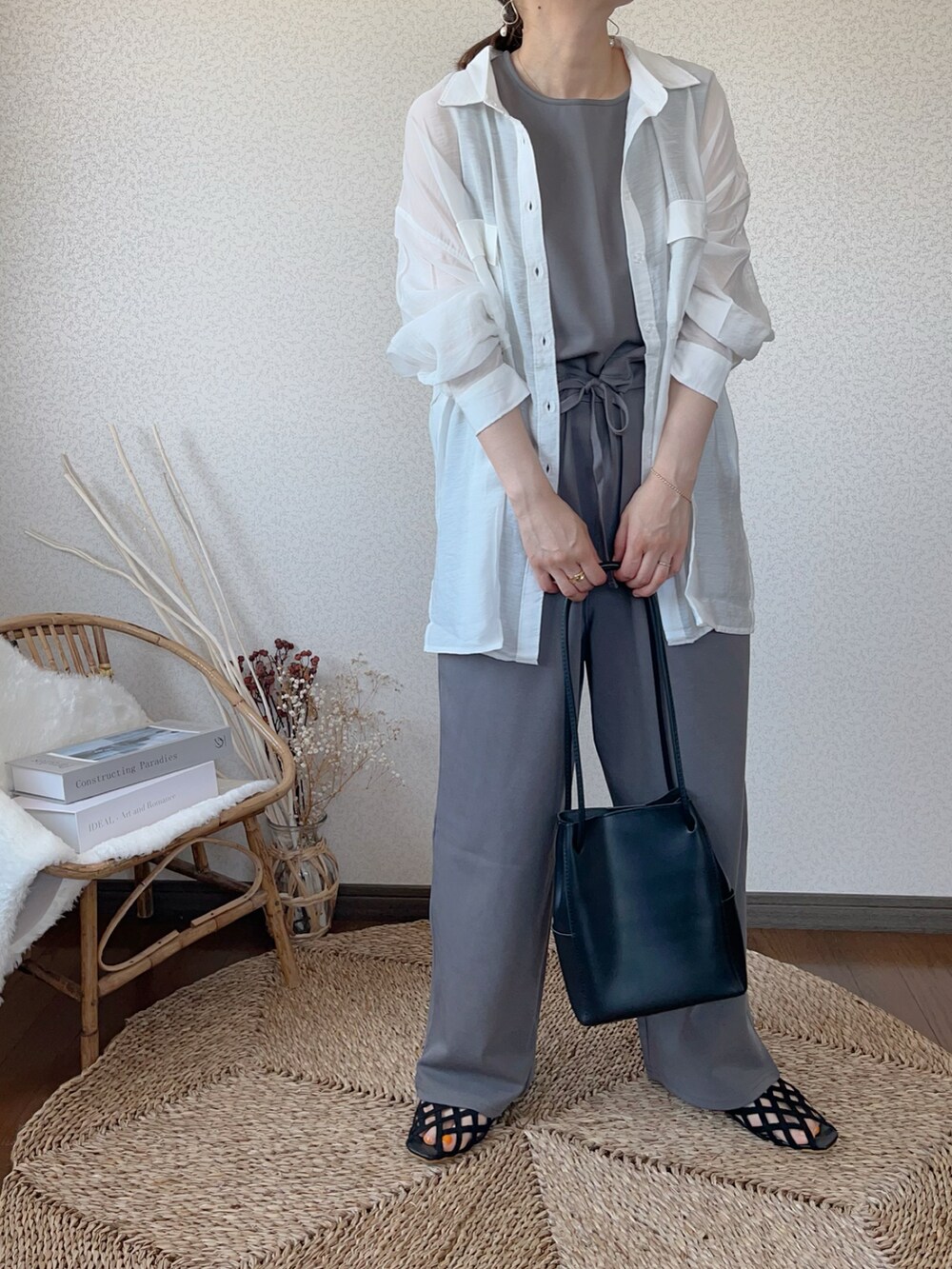 ホワイト系のシャツ/ブラウス、ブラック系のサロペット/オーバーオール、ブラック系のサンダルを着用したレディースの夏コーディネートの2枚目の写真