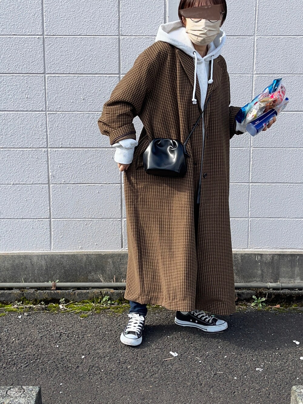 「オトナカジュアル、シンプルスタイル、おでかけコーデ、チェックコート、チェスターコート、ゆるコーデ、パーカー、ビッグスウェット、コンバース」｜「CIAOPANIC TYPYのニットメルトンオーバーチェスターコート（チェスターコート、ブラウン系）」を使った、uaさん（レディース・154cm）の冬コーディネートの3枚目の写真