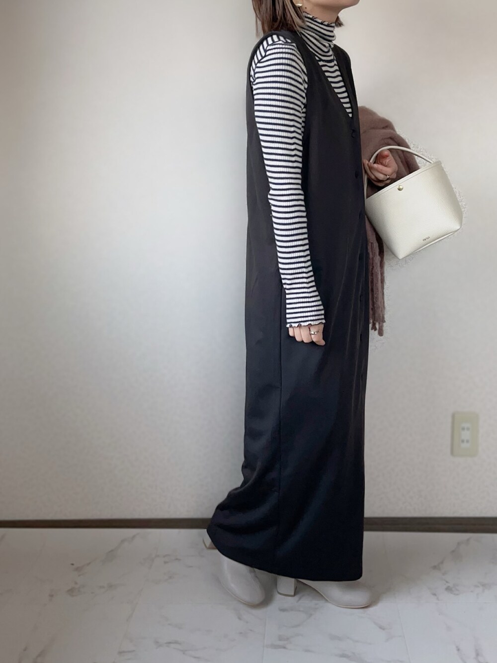 「apretro、アプレトロ、シエナ、Ciena、クリスマスに着たい服、オトナ女子、chiiiibag、ショートブーツ、アンクルブーツ、おしゃれさんと繋がりたい、ジャンスカ」|「ap retroのVネックロングジャンスカ/ 2WAY(前後)着用可能(ジャンパースカート、ブラック系)」を使った、uaさん(レディース・153cm)の冬コーディネートの3枚目の写真
