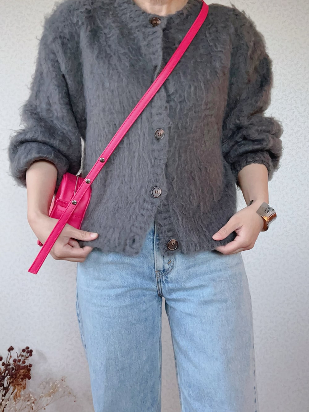 グレー系のカーディガン/ボレロ、ホワイト系のスニーカー、ピンク系のショルダーバッグを着用したレディースの秋コーディネートの3枚目の写真