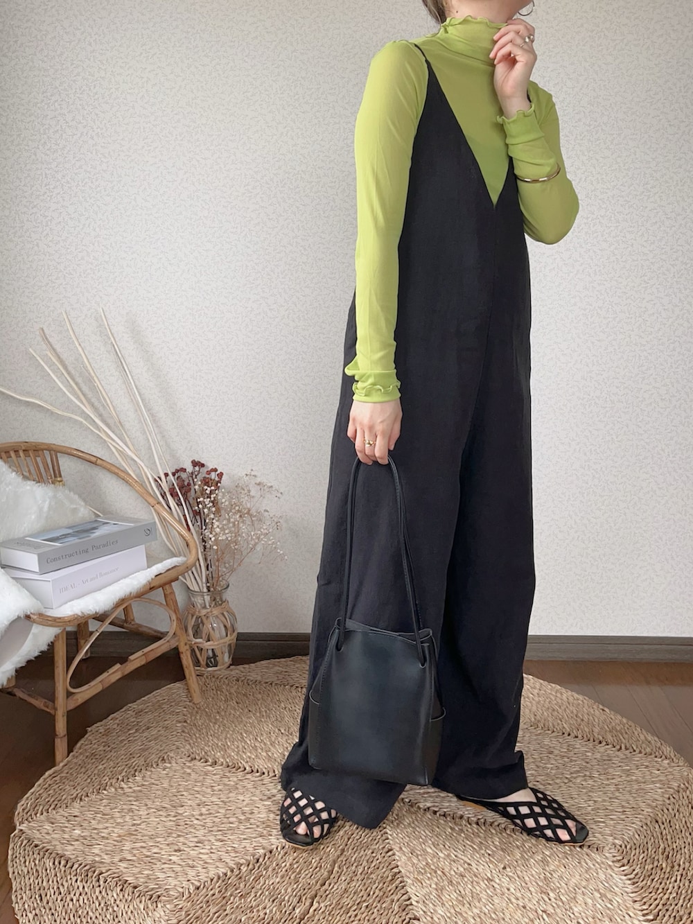 「HANNE、アン、シアートップス、シースルー、FORK&SPOON、リネンサロペット、お出かけコーデ、きれいめカジュアル、低身長コーデ」｜「HANNEのシースルーカットソー（Tシャツ/カットソー、グリーン系）」を使った、uaさん（レディース・153cm）の春コーディネートの2枚目の写真