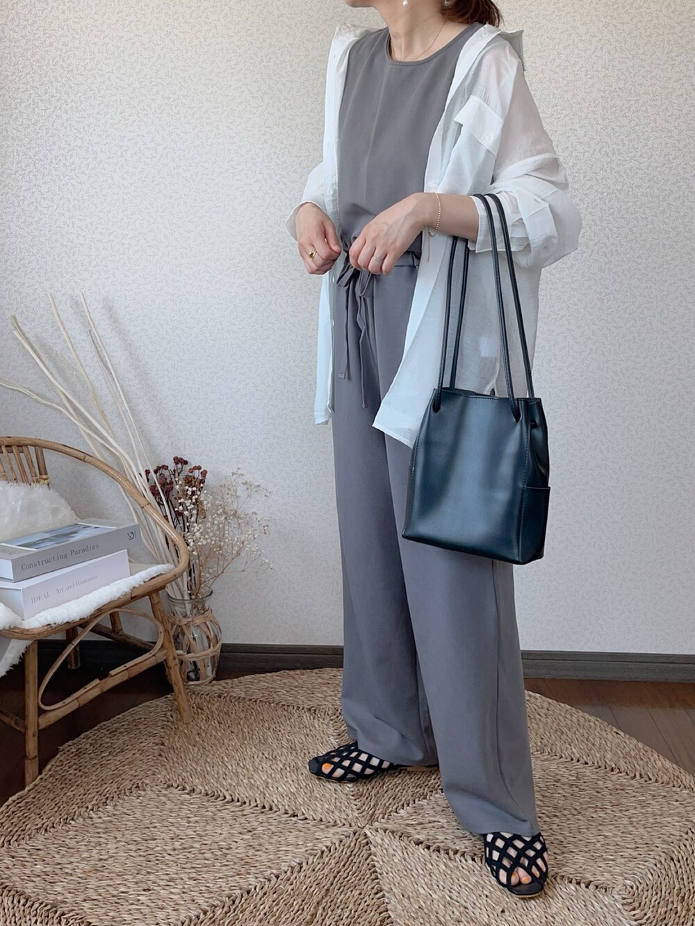 ホワイト系のシャツ/ブラウス、ブラック系のサロペット/オーバーオール、ブラック系のサンダルを着用したレディースの夏コーディネートの3枚目の写真