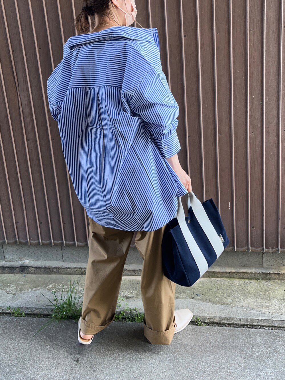 ベージュ系のその他パンツ、ブルー系のシャツ/ブラウス、ホワイト系のTシャツ/カットソーを着用したレディースの春コーディネートの3枚目の写真