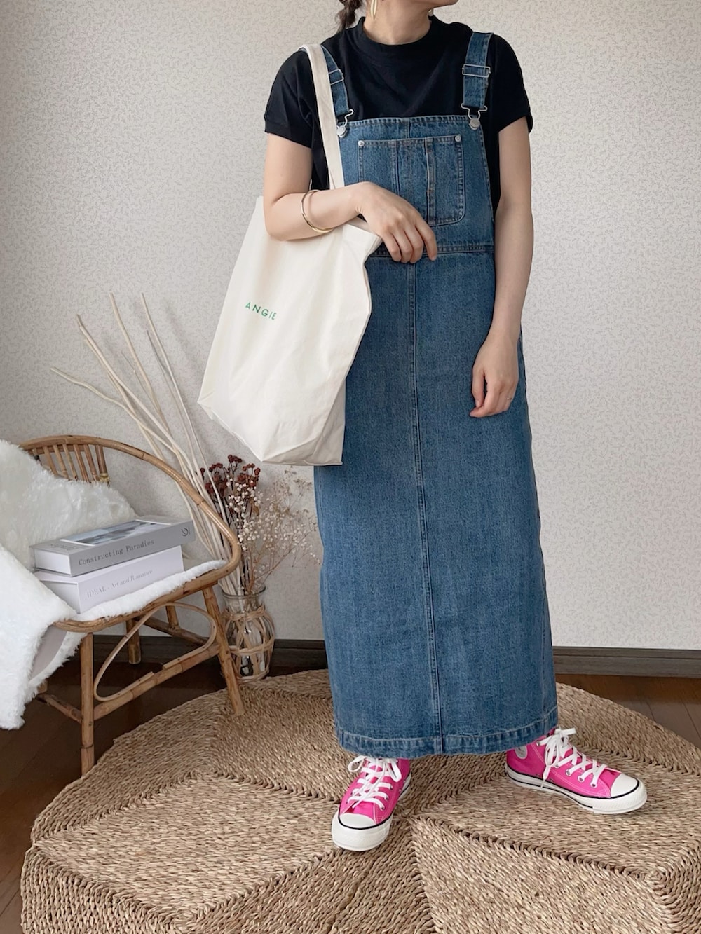 「アプレトロ、apretro、ANGIE VINTAGE、Ciena、初夏コーデ、ジャンパースカート、サロペットスカート、低身長女子、シンプルコーデ、夏だ！Tシャツ着よう！」｜「ANGIEの【UNITED ATHLE】ANGIEロゴトートバック（エコバッグ/サブバッグ、ホワイト系）」を使った、uaさん（レディース・153cm）の春コーディネートの2枚目の写真