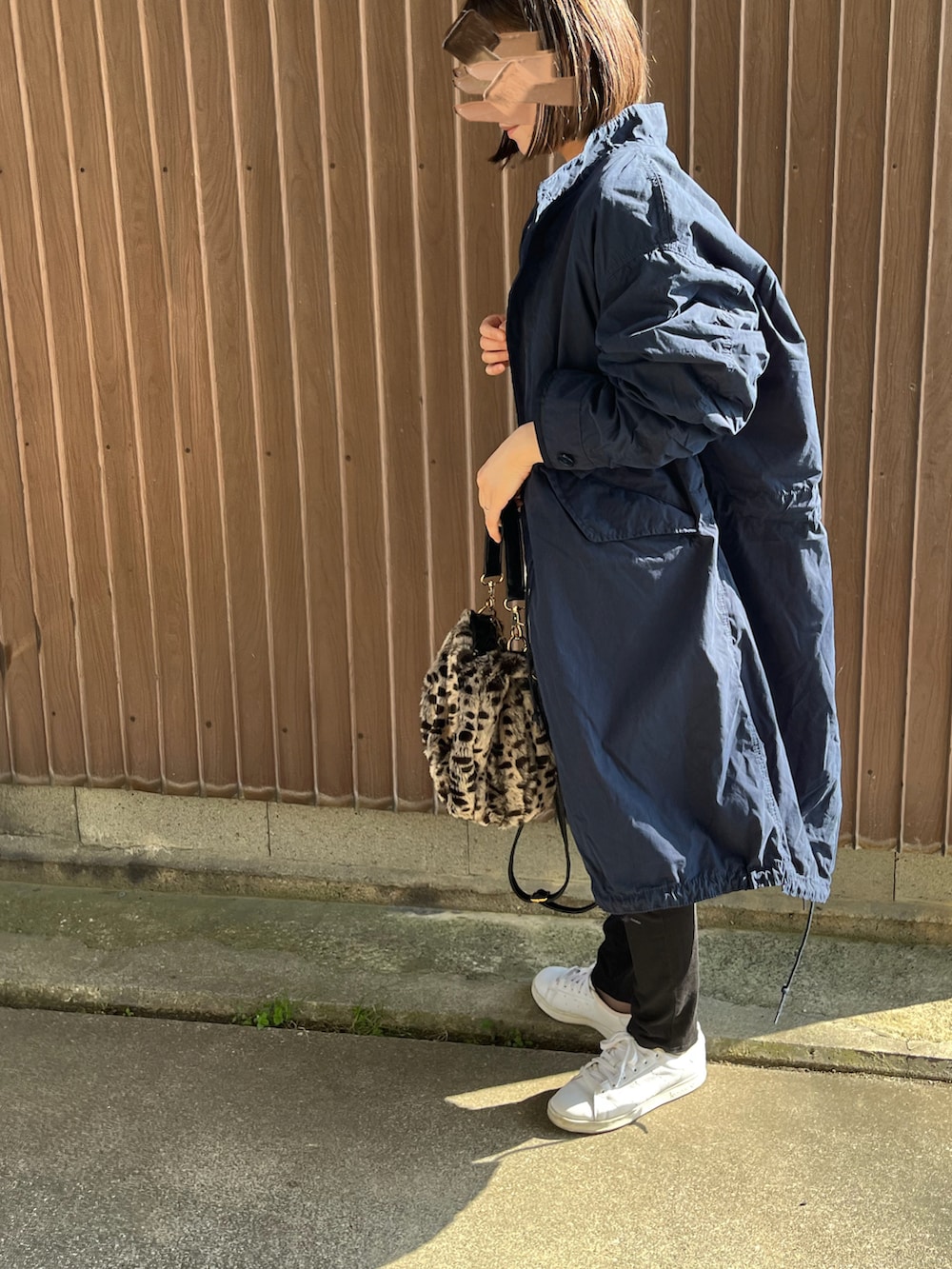 ブルー系のモッズコート、ベージュ系のニット/セーター、その他のショルダーバッグを着用したレディースの秋コーディネートの2枚目の写真