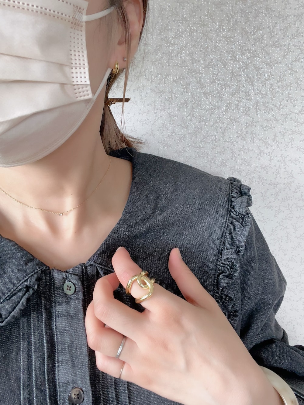 ブラック系のシャツ/ブラウス、オレンジ系のスラックス、ゴールド系のピアス（両耳用）を着用したレディースの夏コーディネートの3枚目の写真