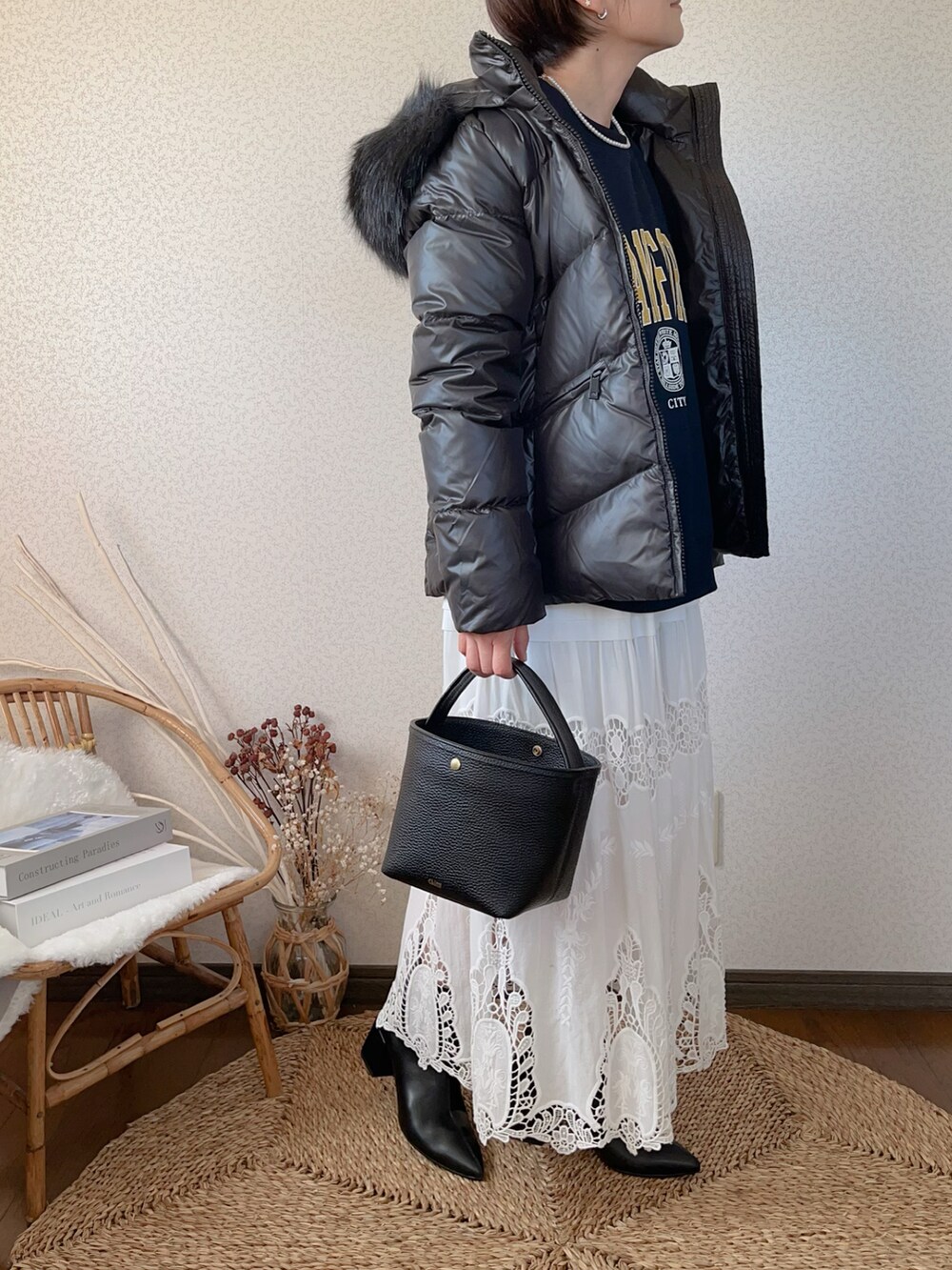 「アプレトロ、apretro、ロゴスウェット、カルバンクライン、Calvin Klein、ダウンジャケット、レーススカート、odetteeodile、ショートブーツ」|「Calvin Kleinのリアルダウンジャケット(ダウンジャケット/コート、ブラック系)」を使った、uaさん(レディース・154cm)の秋コーディネートの2枚目の写真