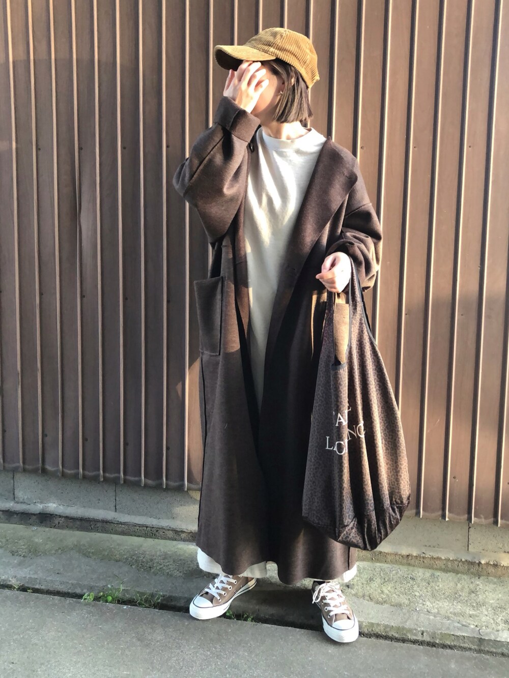 「シエナ、Ciena、コーエン、coen、お出かけコーデ、秋のコーデ、オトナカジュアル、スウェットワンピース、ブラウンコーデ、コンバース」｜「CIENAのノーカラーリバーシブルロングコート（ノーカラーコート、ブラウン系）」を使った、uaさん（レディース・153cm）の秋コーディネートの2枚目の写真