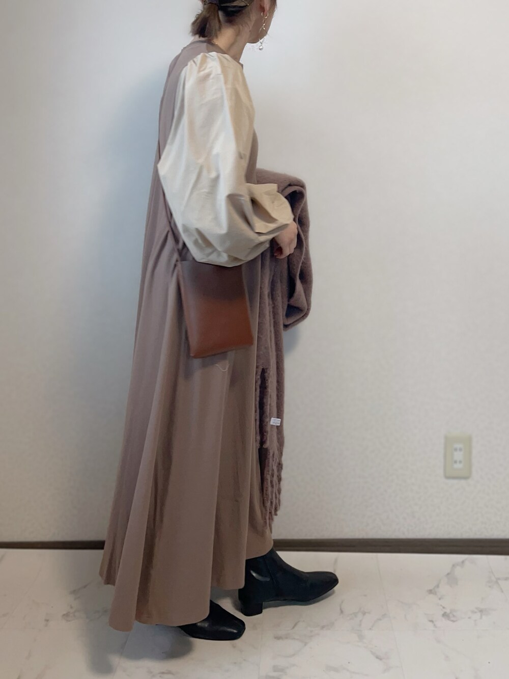 「アプレトロ、apretro、クリスマスに着たい服、シエナ、Ciena、大人コーデ、ロングワンピース」｜「CIENAのフワフワバルキービッグマフラー（マフラー、ブラウン系）」を使った、uaさん（レディース・153cm）の冬コーディネートの3枚目の写真