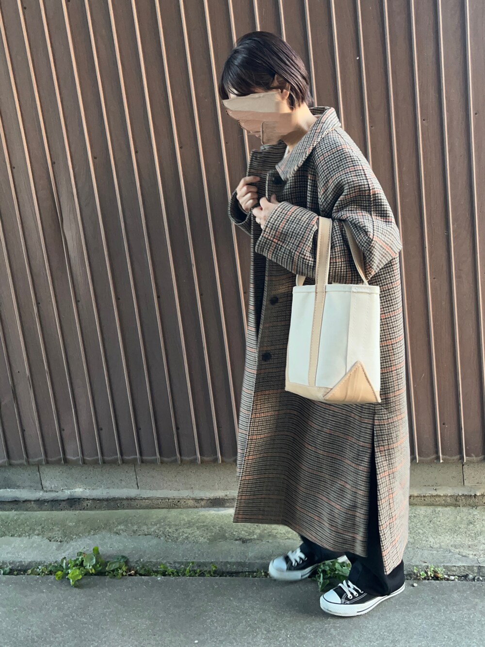 「エクリール、ECRIRE、ニット、チェックコート、秋冬コーデ、クリスマスに着たい服、休日コーデ、ステンカラーコート」｜「ECRIREのドロップショルダーカラーニット（ニット/セーター、ホワイト系）」を使った、uaさん（レディース・154cm）の冬コーディネートの3枚目の写真