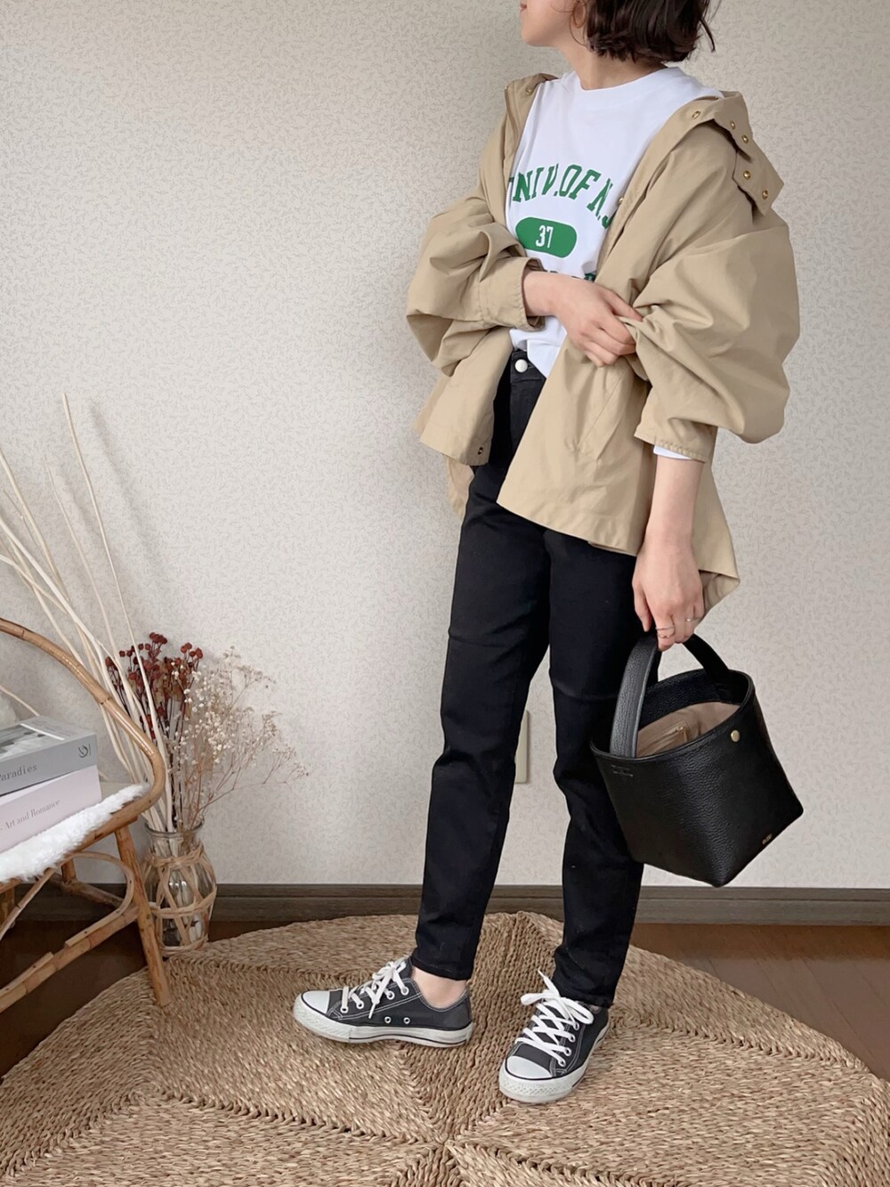 「春カラー、春コーデ、LEE、マウンテンパーカー、大人カジュアル、ANGIE VINTAGE、ロゴT、ワントーンコーデ、コンバース、低身長」｜「LeeのLee/リー【新定番】人気のストレッチジェギンス すっきり9分丈パンツ（デニムパンツ、ブラック系）」を使った、uaさん（レディース・154cm）の春コーディネートの2枚目の写真