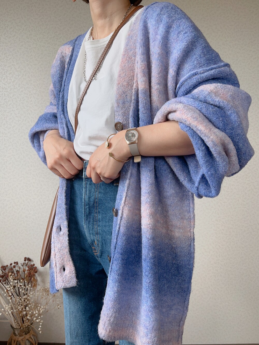 「初秋コーデ、秋のコーデ、fredy emue、ニットカーディガン、EDWIN、エドウィン、秋服コーデ、低身長コーデ、SKAGEN」｜「EDWINのessentials ハイウエストフレアデニムパンツ（デニムパンツ、ブルー系）」を使った、uaさん（レディース・154cm）の秋コーディネートの2枚目の写真