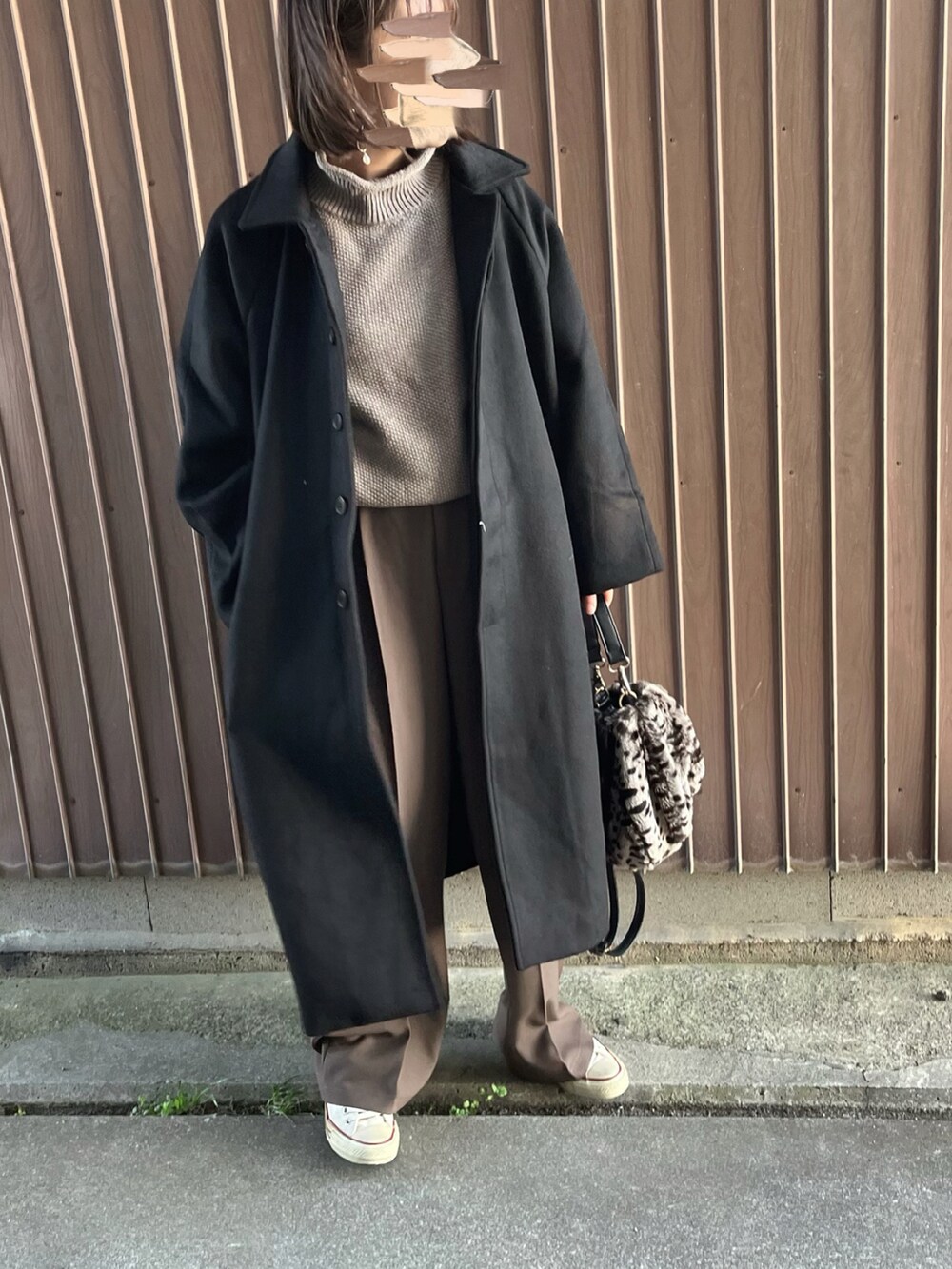 「ステンカラーコート、大人カジュアル、休日スタイル、ハイネックニット、クリスプ、秋冬コーデ、リブラ、低身長女子、Crisp yours、Libra Cue」｜「Libra Cueのルーズフィットニット（ニット/セーター、ベージュ系）」を使った、uaさん（レディース・153cm）の秋コーディネートの3枚目の写真