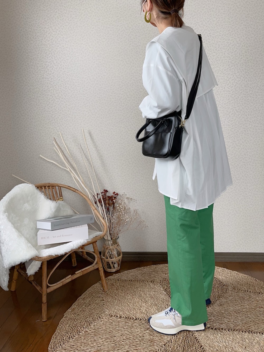 グリーン系のその他パンツ、ホワイト系のシャツ/ブラウス、ブラック系のハンドバッグを着用したレディースの冬コーディネートの2枚目の写真