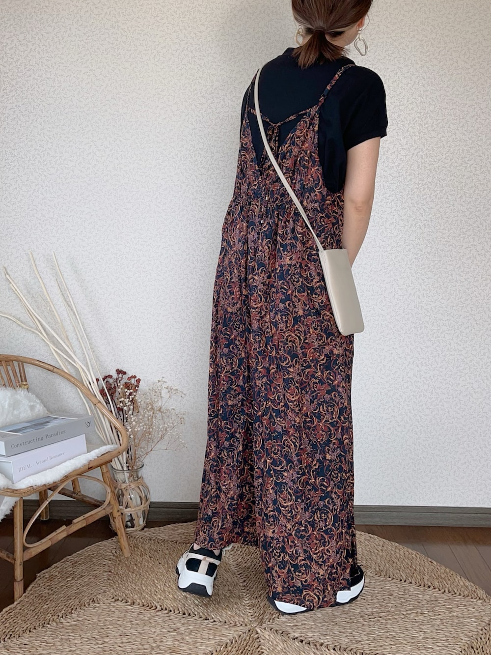 「ANGIE VINTAGE、Angie、キャミワンピ、Ciena、シエナ、Lucida、ダッドスニーカー、休日スタイル、夏コーデ」｜「ANGIEのインドバックリボンキャミワンピース（ワンピース、ブラック系）」を使った、uaさん（レディース・153cm）の春コーディネートの3枚目の写真