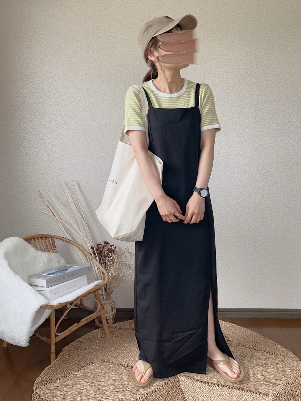 「アプレトロ、apretro、キャミワンピ、tiptop、ANGIE VINTAGE、ロゴトート、oofos、オトナ女子、お出かけコーデ、休日スタイル」｜「ap retroのスリットロングキャミワンピース（ワンピース、ブラック系）」を使った、uaさん（レディース・153cm）の夏コーディネートの2枚目の写真
