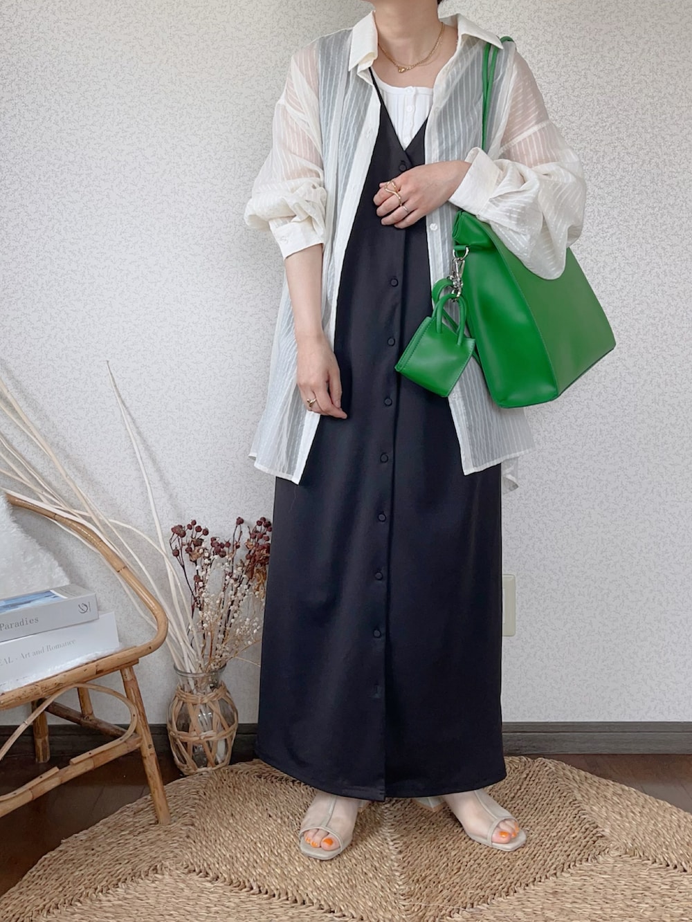 「大人カジュアル、お出かけコーデ、アプレトロ、apretro、ジャンスカ、ANGIE VINTAGE、シアーシャツ、notch.、トートバッグ、シアーサンダル、休日スタイル、夏コーデ」｜「ap retroのVネックロングジャンスカ/ ２WAY（前後）着用可能（ジャンパースカート、ブラック系）」を使った、uaさん（レディース・154cm）の春コーディネートの2枚目の写真