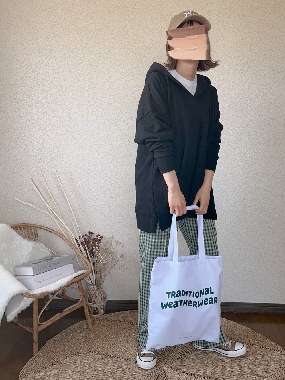 「Traditional Weatherwear、トラディショナルウェザーウエア、アプレトロ、apretro、COTORICA.、コトリカ、トレンチコート、パーカー、キャップ」｜「COTORICAのオーバーサイズトレンチ【スプリングコート】（トレンチコート、ベージュ系）」を使った、uaさん（レディース・154cm）の春コーディネートの4枚目の写真