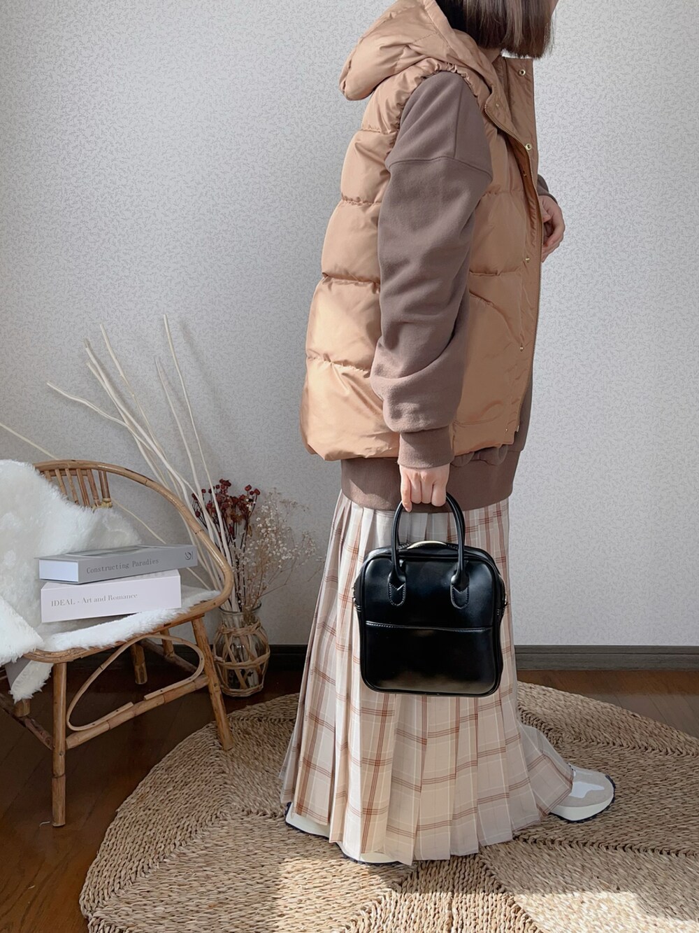 「アプレトロ、apretro、春コーデ、チェックスカート、ダウンベスト、スウェット、isook、アイスー、New Balance、ブラウンコーデ」｜「DISCOATの裏起毛ワンポイントロゴ刺繍スウェット（スウェット、ブラウン系）」を使った、uaさん（レディース・153cm）の冬コーディネートの2枚目の写真