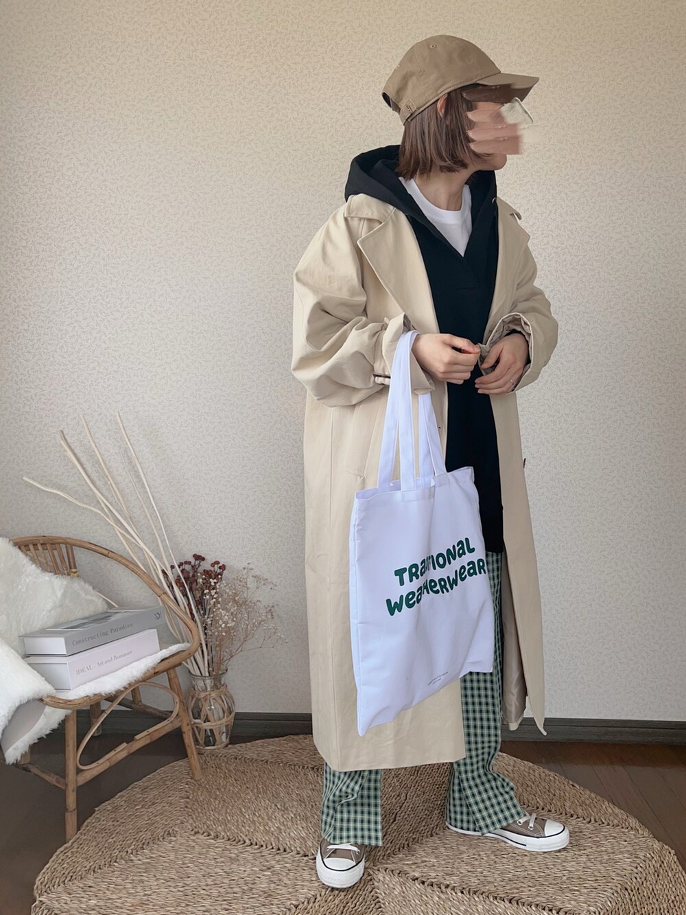 「Traditional Weatherwear、トラディショナルウェザーウエア、アプレトロ、apretro、COTORICA.、コトリカ、トレンチコート、パーカー、キャップ」｜「COTORICAのオーバーサイズトレンチ【スプリングコート】（トレンチコート、ベージュ系）」を使った、uaさん（レディース・154cm）の春コーディネートの2枚目の写真
