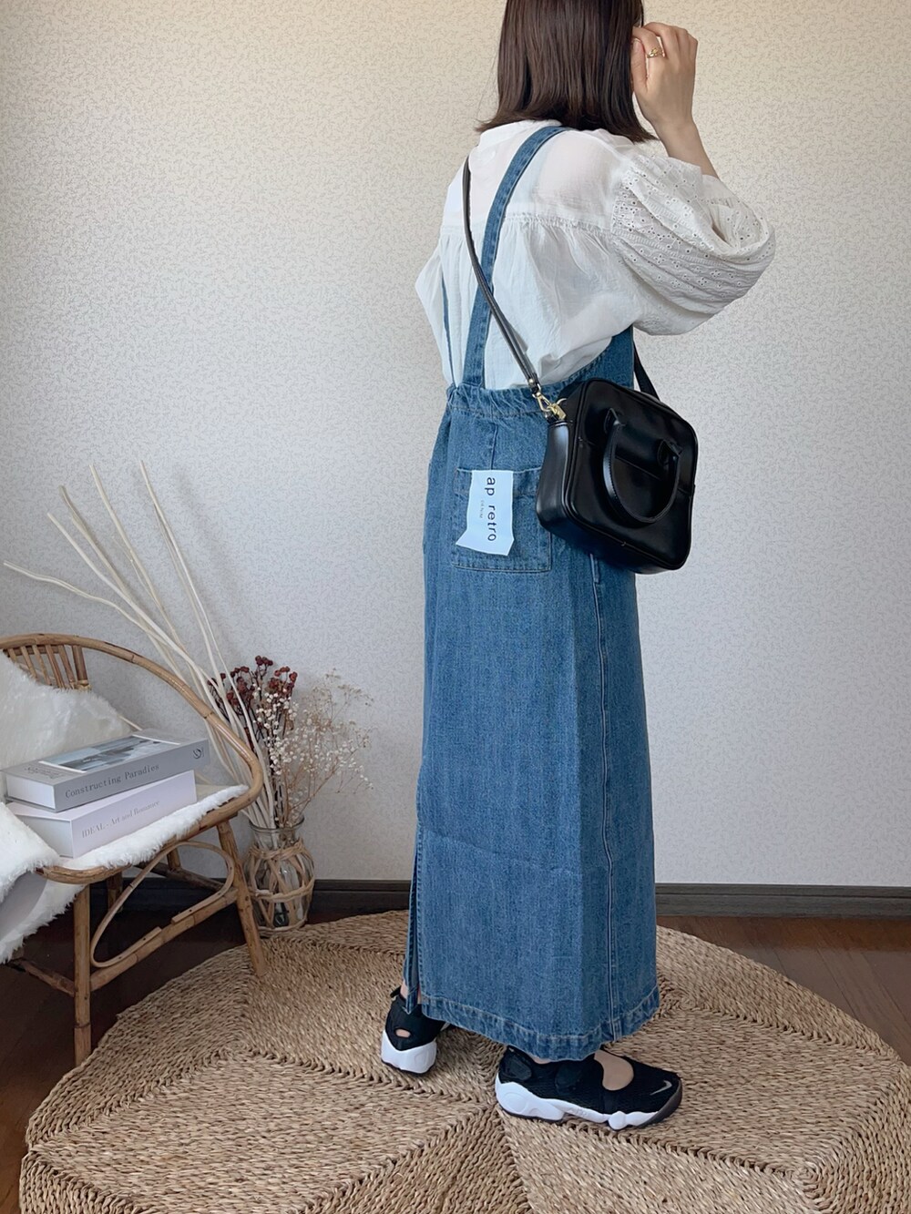 「アプレトロ、apretro、ANGIE VINTAGE、ジャンパースカート、サロペットスカート、ごきげんウィーク、エアリフト、isook」｜「ap retroのジャンパースカート（サロペット/オーバーオール、ブルー系）」を使った、uaさん（レディース・153cm）の春コーディネートの4枚目の写真