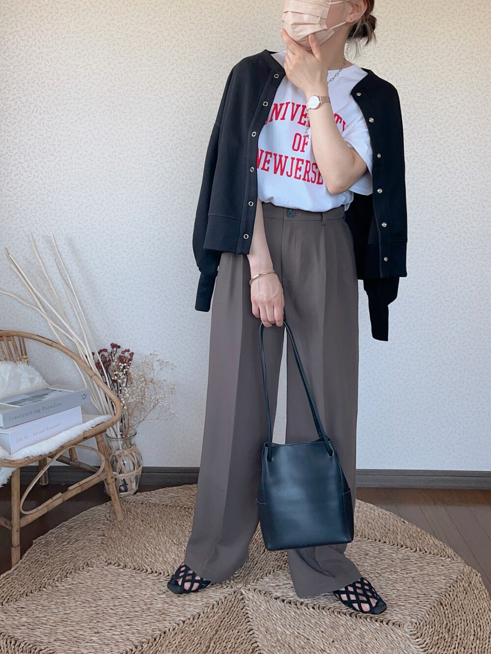 ホワイト系のTシャツ/カットソー、ブラウン系のスラックス、ブラック系のカーディガン/ボレロを着用したレディースの春コーディネートの3枚目の写真