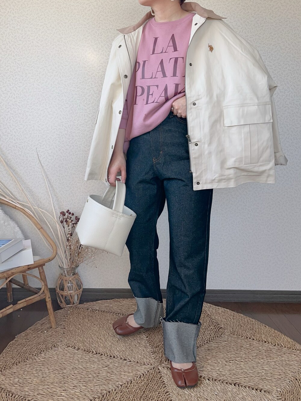 「notch.、カバーオール、ロールアップデニム、ロールアップ、春服デビュー宣言、お出かけコーデ、大人カジュアル、キレイめカジュアル、低身長」｜「notch.の【ヒルナンデス！紹介商品】11OZ生デニムロールアップパンツ（デニムパンツ、ブラック系）」を使った、uaさん（レディース・154cm）の春コーディネートの3枚目の写真