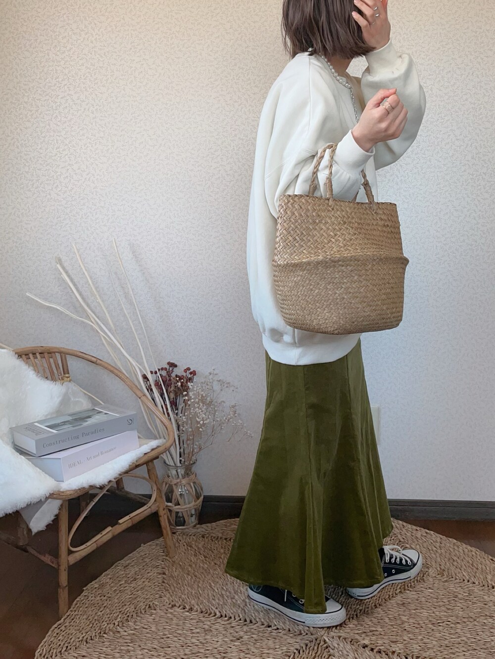 「leja、マーメイドスカート、ピスタチオ、スウェット、anq.、パールネックレス、チェーンネックレス、コンバース、かごバッグ」｜「Lejaの【ZOZO限定色登場】マーメイドスカート　ロング　足長効果　ハイウエスト（スカート、グリーン系）」を使った、uaさん（レディース・154cm）の春コーディネートの2枚目の写真