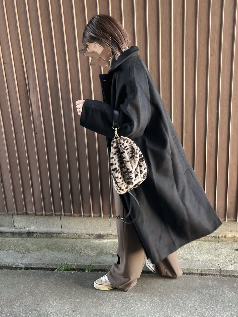 「ステンカラーコート、大人カジュアル、休日スタイル、ハイネックニット、クリスプ、秋冬コーデ、リブラ、低身長女子、Crisp yours、Libra Cue」｜「Libra Cueのルーズフィットニット（ニット/セーター、ベージュ系）」を使った、uaさん（レディース・153cm）の秋コーディネートの2枚目の写真