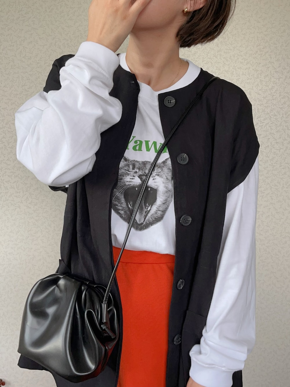 「gloster、FREDY&GLOSTER、アンジーヴィンテージ、ANGIE VINTAGE、ECRIRE、ベスト、asknowasplus、休日スタイル、秋物準備はじめました、ロングスカート」｜「GLOSTERの《新柄&新色追加!!》【GLOSTER/グロスター】DOG&CAT 犬猫プリントロンT（Tシャツ/カットソー、ホワイト系）」を使った、uaさん（レディース・154cm）の秋コーディネートの4枚目の写真