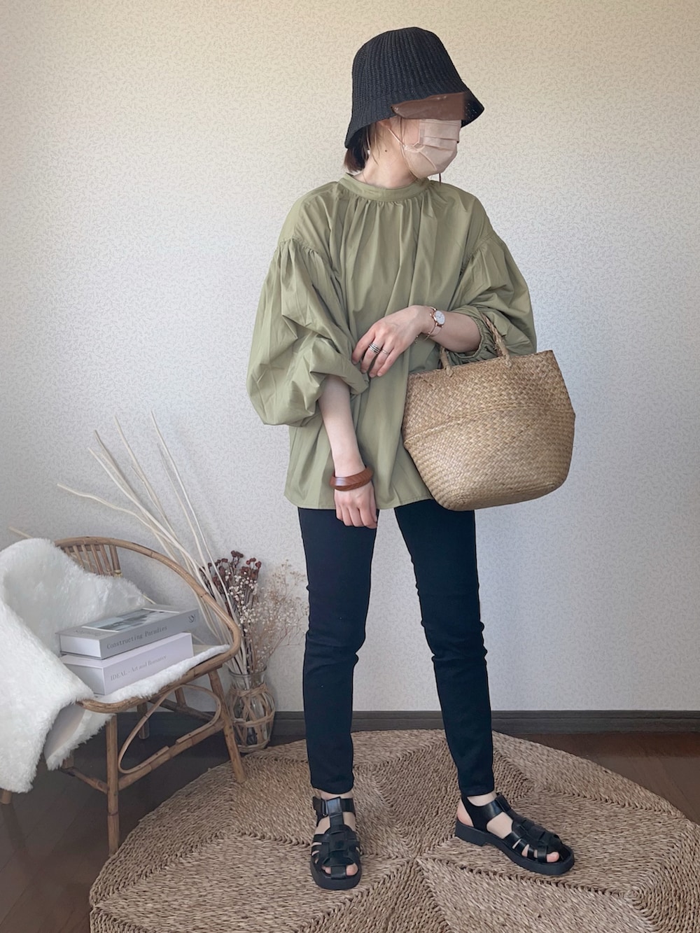「はじめましてコーデ、toucher du brise、ボリュームスリーブ、EDWIN」｜「EDWINのessentials スキニーデニムパンツ（デニムパンツ、ブラック系）」を使った、uaさん（レディース・154cm）の春コーディネートの2枚目の写真
