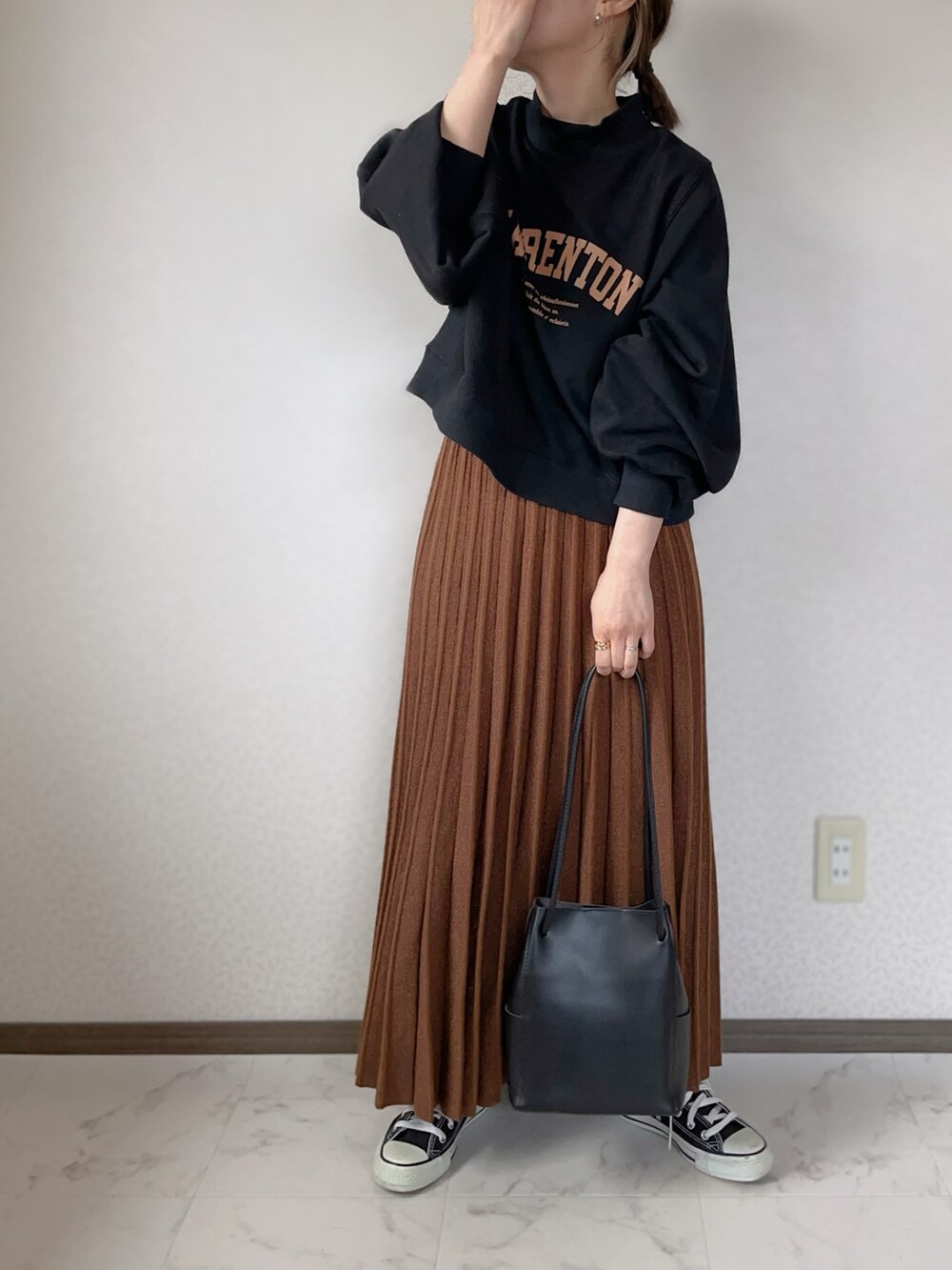 「冬コーデ、大人カジュアル、ニットスカート、プリーツスカート、きれいめカジュアル、クリスプ、HER CLOSET、bohmal、Crisp yours」|「bohmalのダイヤキルティング中綿ブルゾン(ダウンジャケット/コート、ブラック系)」を使った、uaさん(レディース・153cm)の秋コーディネートの2枚目の写真