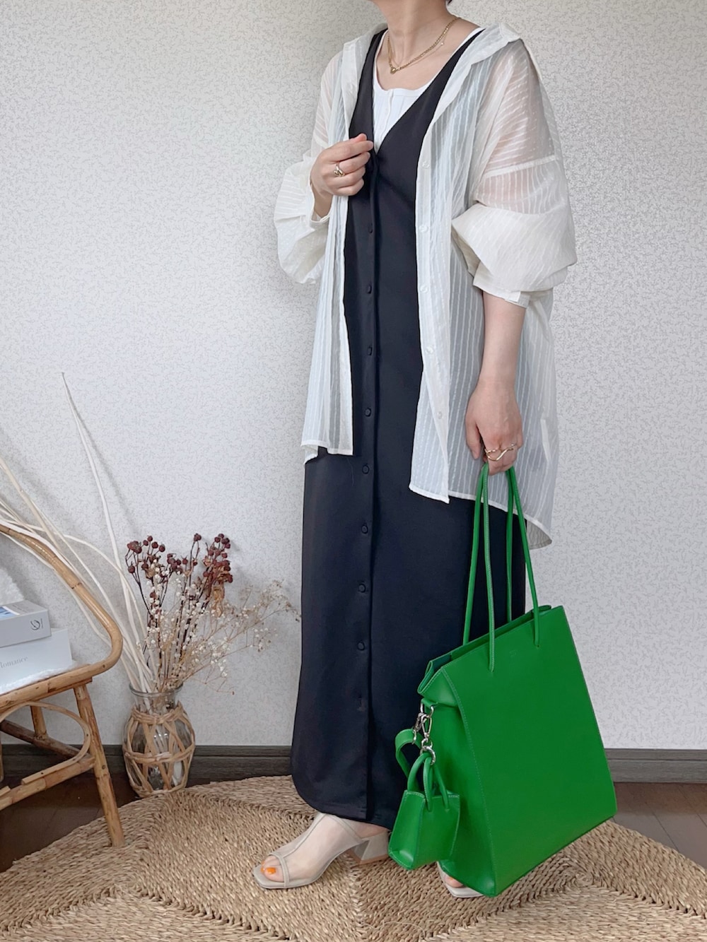 「大人カジュアル、お出かけコーデ、アプレトロ、apretro、ジャンスカ、ANGIE VINTAGE、シアーシャツ、notch.、トートバッグ、シアーサンダル、休日スタイル、夏コーデ」｜「ap retroのVネックロングジャンスカ/ ２WAY（前後）着用可能（ジャンパースカート、ブラック系）」を使った、uaさん（レディース・154cm）の春コーディネートの3枚目の写真