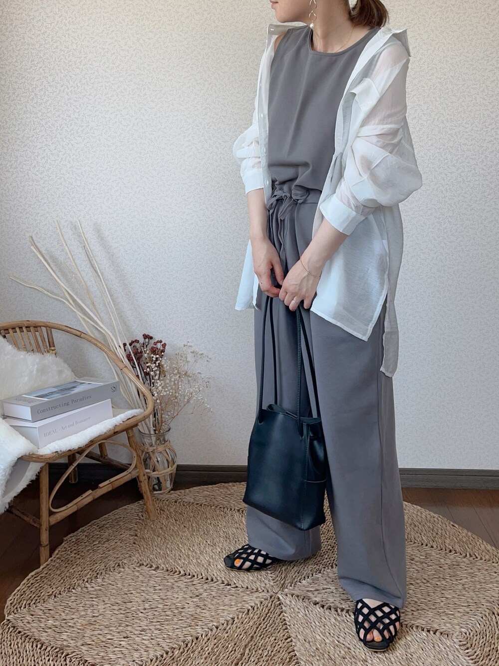 ホワイト系のシャツ/ブラウス、ブラック系のサロペット/オーバーオール、ブラック系のサンダルを着用したレディースの夏コーディネートの4枚目の写真