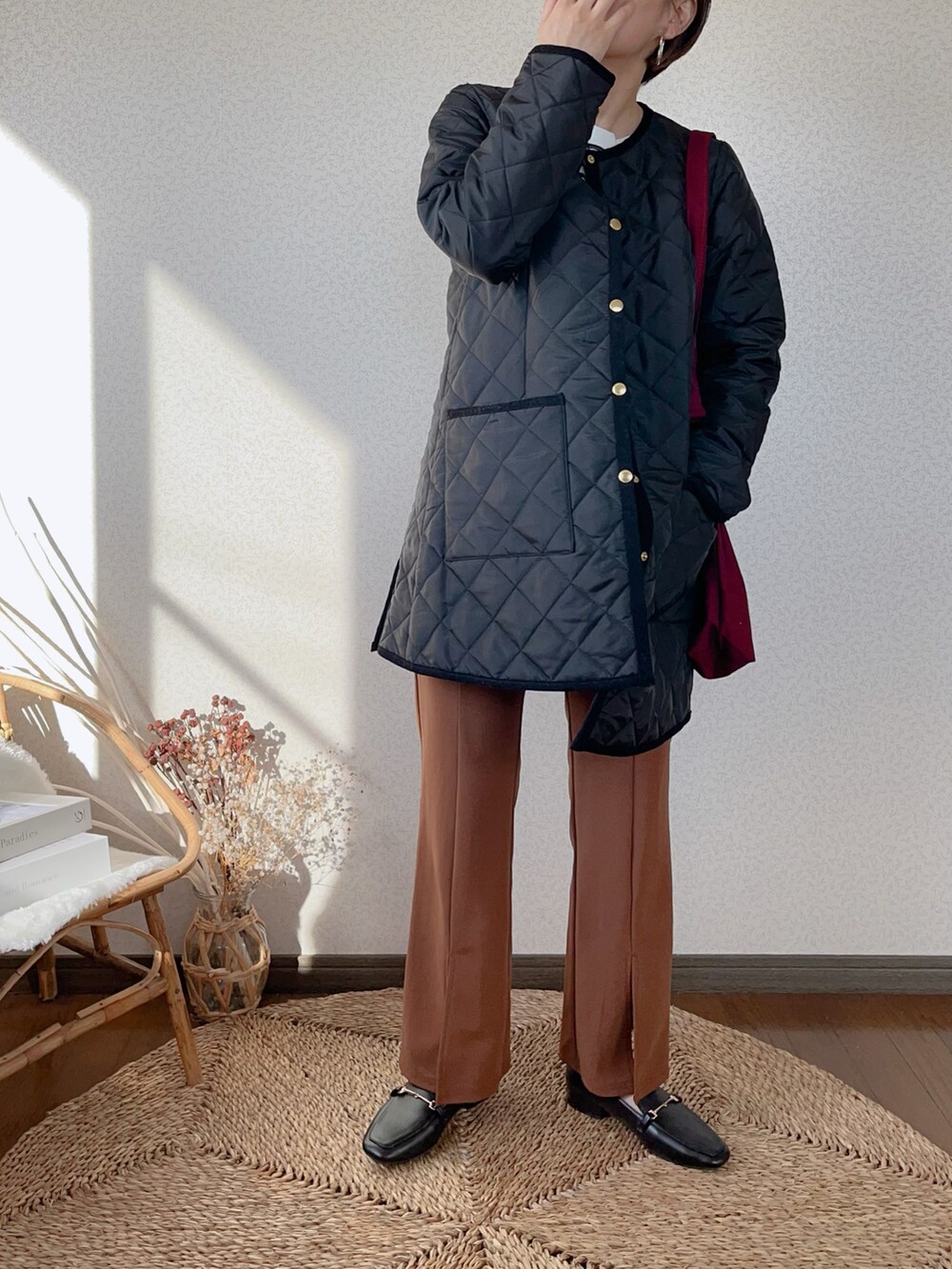 「トラディショナルウェザーウエア、Traditional Weatherwear、秋コーデ、きれいめカジュアル、シンプルコーデ、お出かけコーデ、パンツスタイル、ロゴトート、フレアパンツ」|「Traditional WeatherwearのWAVE LOGO GSST TOTE/ウェーブ ロゴ マチ付き トートバッグ(トートバッグ、レッド系)」を使った、uaさん(レディース・154cm)の秋コーディネートの2枚目の写真