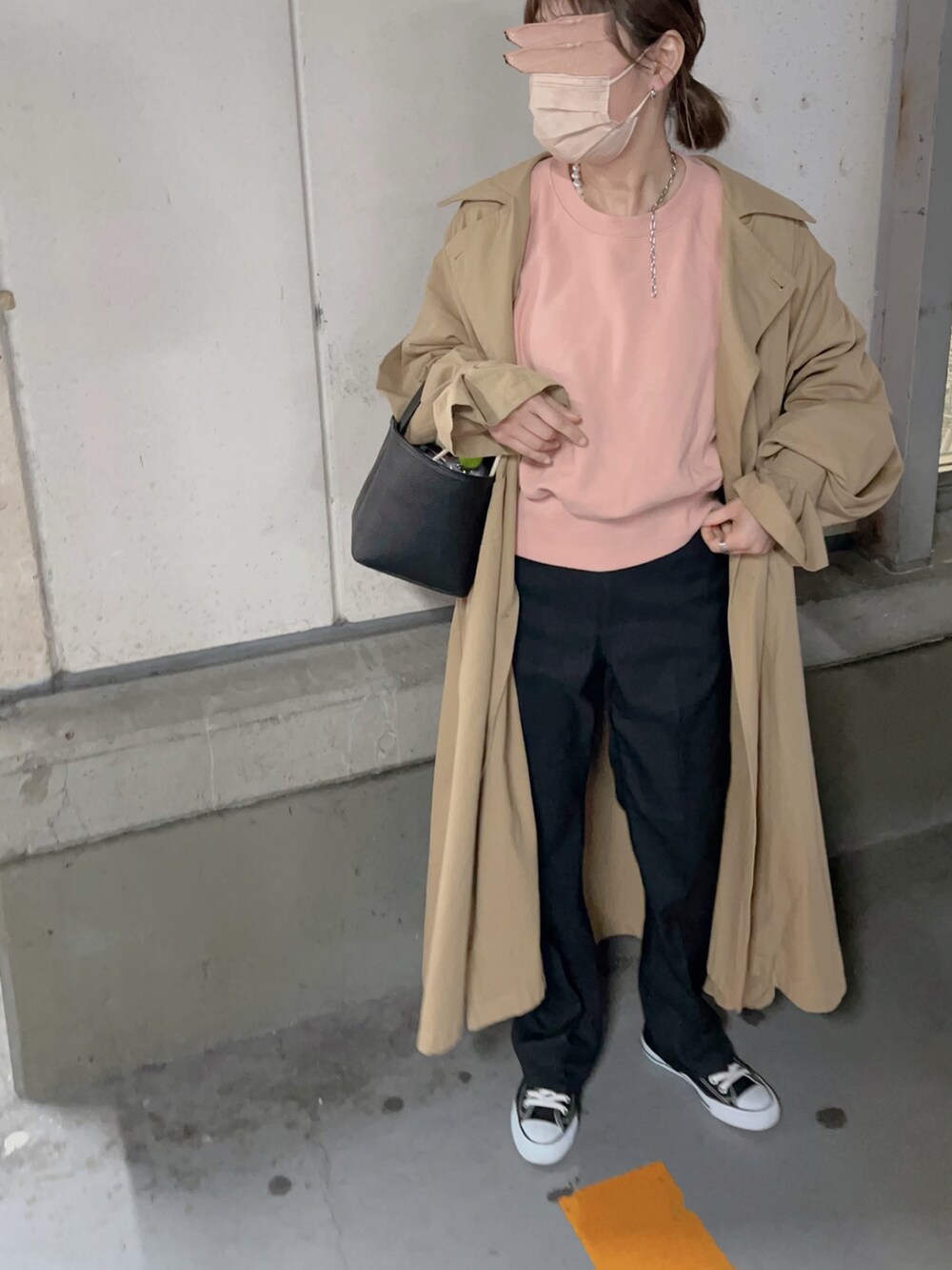 「Wrangler、LEE、leejapan、anq.、Libra、トレンチコート、センタープレス、ドレスパンツ」|「WranglerのWRANCHER/ランチャー ドレスパンツ(スラックス、ブラック系)」を使った、uaさん(レディース・154cm)の春コーディネートの2枚目の写真