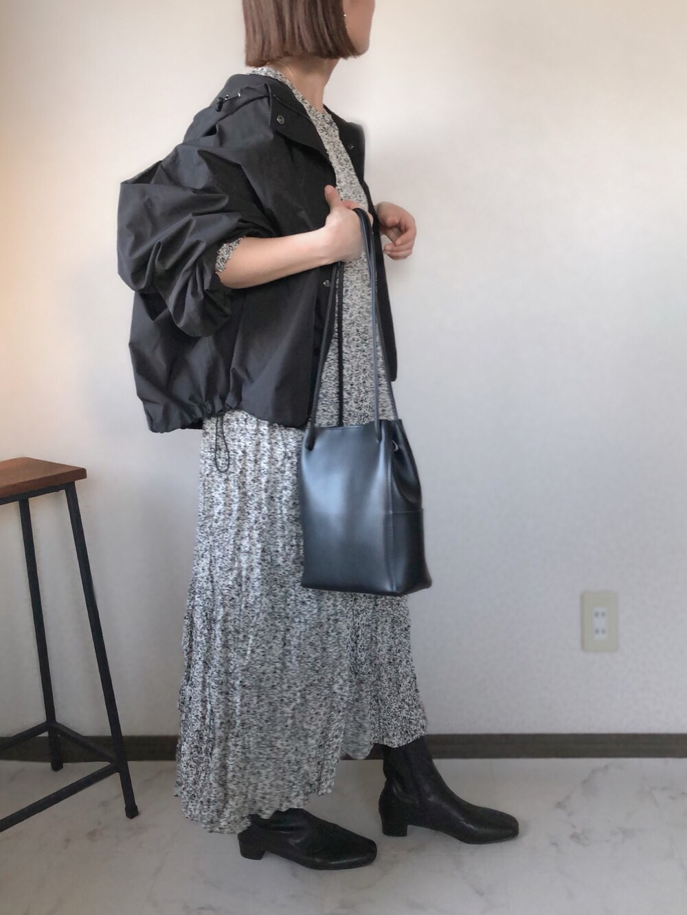 「マウンテンパーカー、秋のコーデ、ショートブーツ、キレイめ、花柄ワンピース、クリスプ、オトナ女子、アプレトロ、apretro、Crisp yours」|「Crisp yoursの【WEB限定】フラワーティアードワンピース(ワンピース、ホワイト系)」を使った、uaさん(レディース・153cm)の秋コーディネートの2枚目の写真