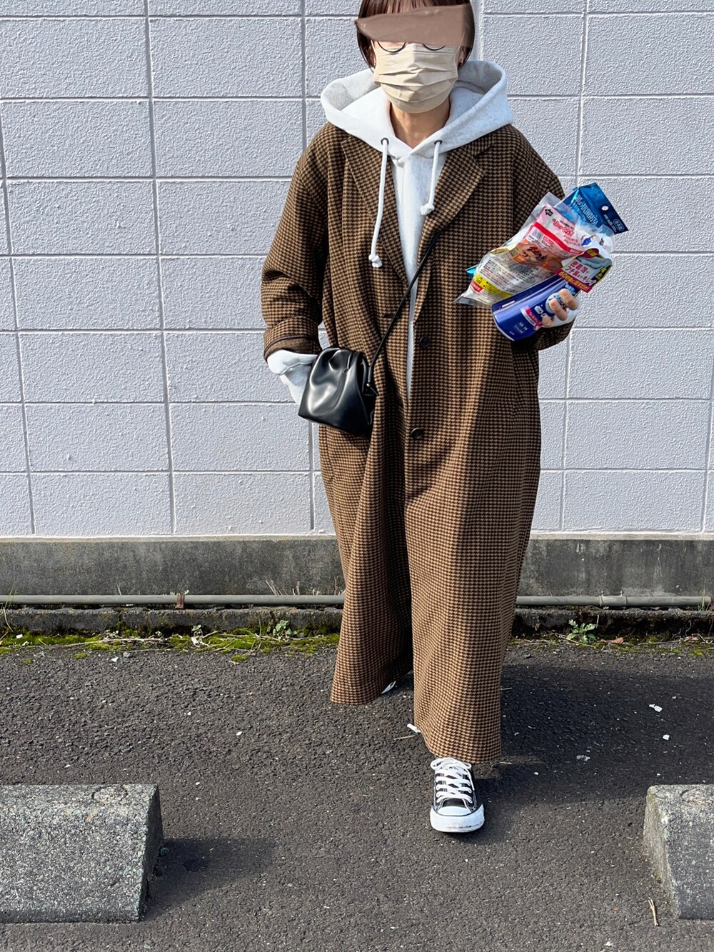 「オトナカジュアル、シンプルスタイル、おでかけコーデ、チェックコート、チェスターコート、ゆるコーデ、パーカー、ビッグスウェット、コンバース」｜「CIAOPANIC TYPYのニットメルトンオーバーチェスターコート（チェスターコート、ブラウン系）」を使った、uaさん（レディース・154cm）の冬コーディネートの2枚目の写真
