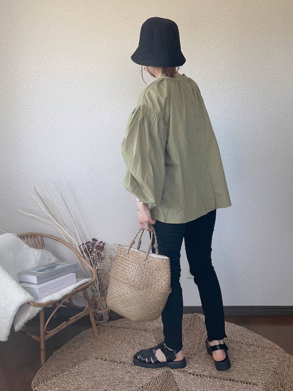 「はじめましてコーデ、toucher du brise、ボリュームスリーブ、EDWIN」｜「EDWINのessentials スキニーデニムパンツ（デニムパンツ、ブラック系）」を使った、uaさん（レディース・154cm）の春コーディネートの3枚目の写真