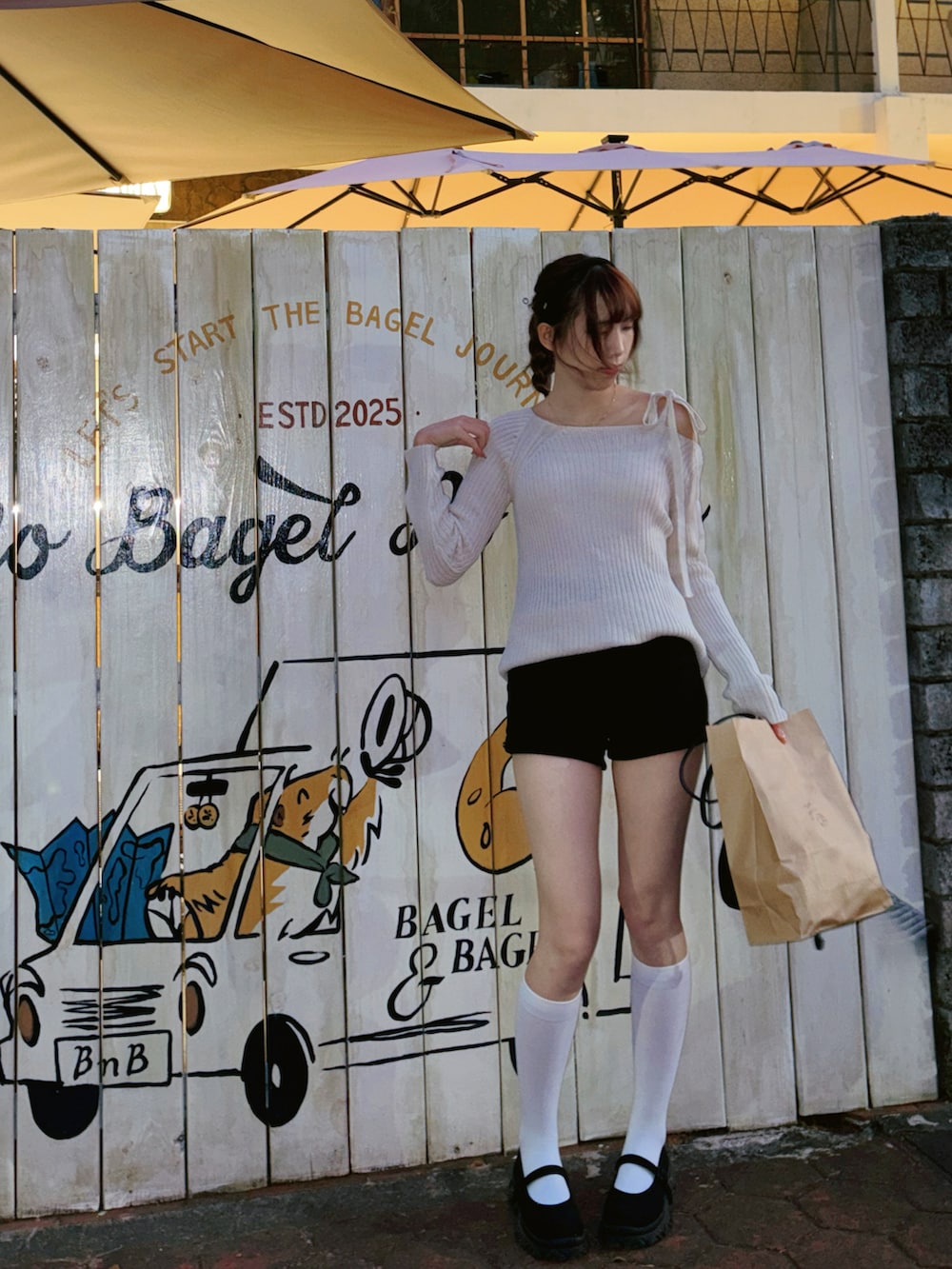 その他のサングラスを着用したレディースの冬コーディネートの2枚目の写真