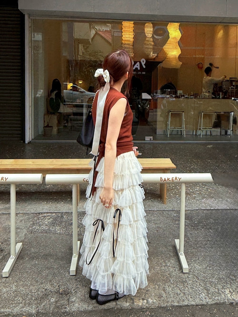 ベージュ系のスカートを着用したレディースの冬コーディネートの2枚目の写真