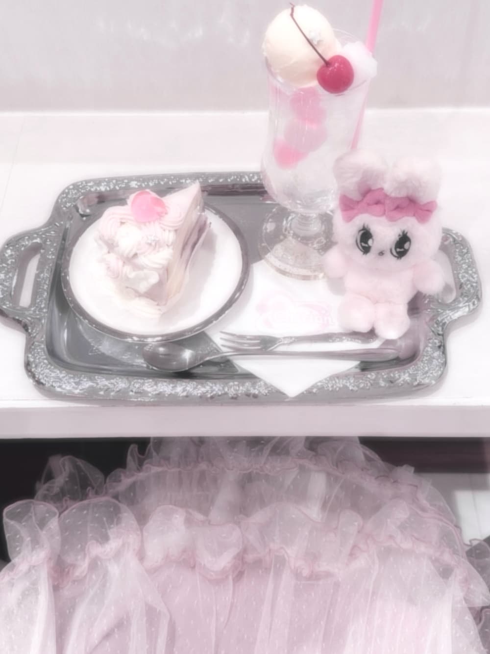 ホワイト系のパンプス、ピンク系のワンピースを着用したレディースの冬コーディネートの3枚目の写真