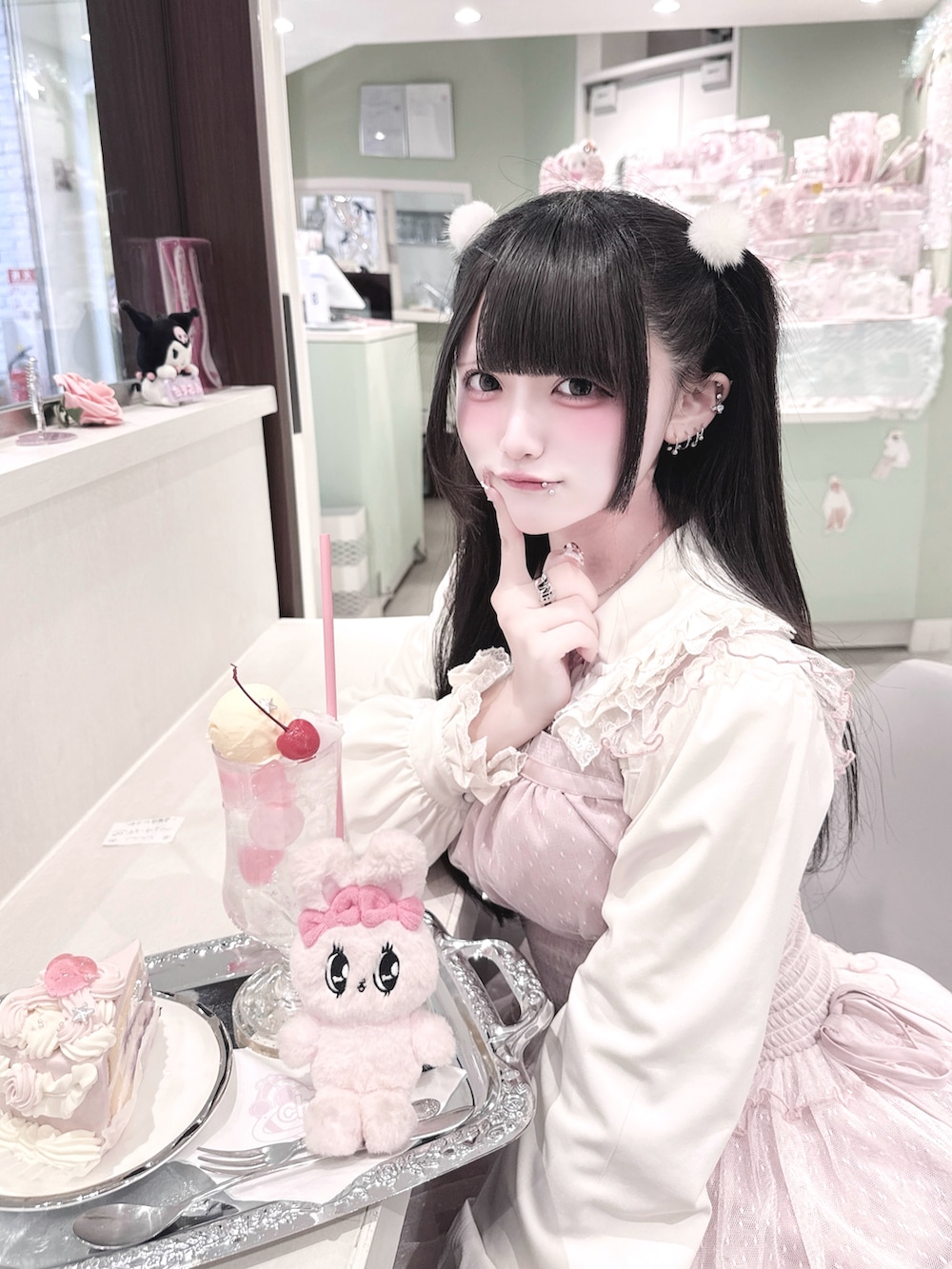 ホワイト系のパンプス、ピンク系のワンピースを着用したレディースの冬コーディネートの2枚目の写真