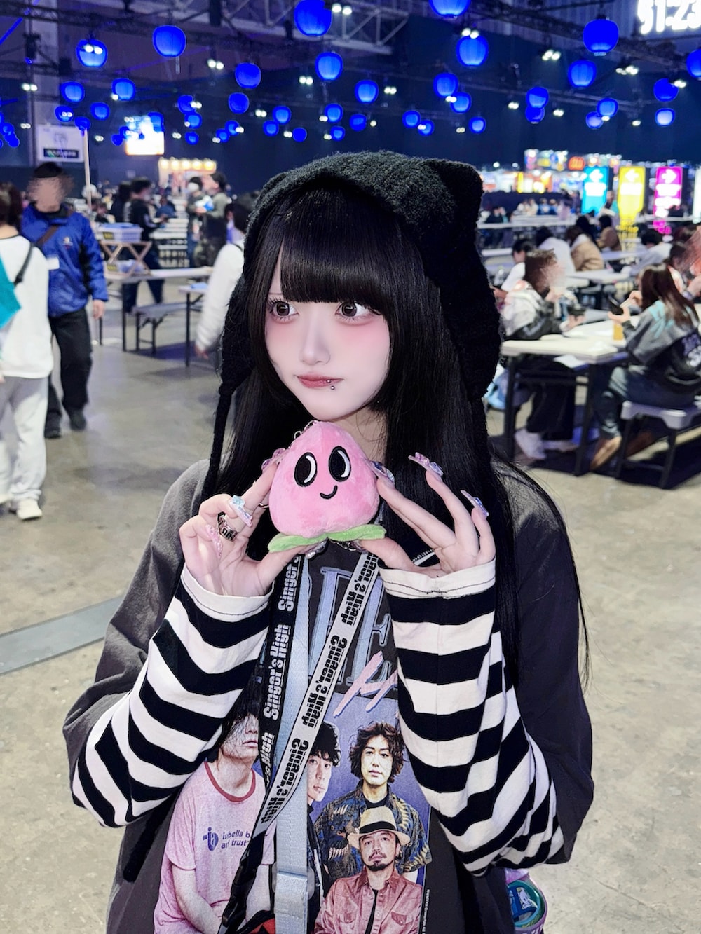 ブラック系のスニーカー、グレー系のその他パンツ、グレー系のTシャツ/カットソーを着用したレディースの冬コーディネートの2枚目の写真