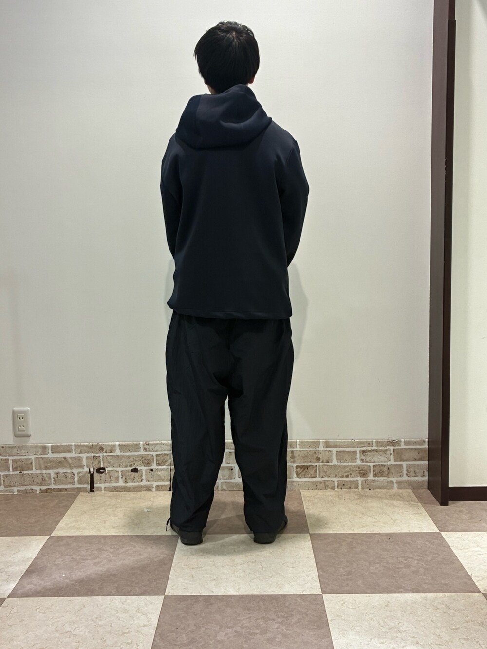 ブルー系のパーカーを着用したメンズの春コーディネートの2枚目の写真