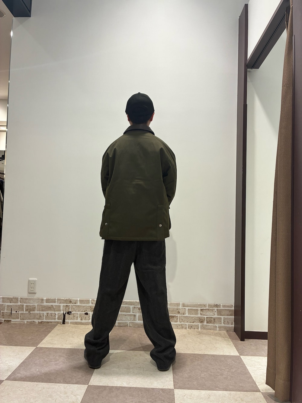グリーン系のダウンジャケット/コートを着用したメンズの冬コーディネートの2枚目の写真